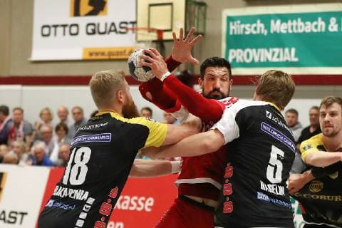 TuS Ferndorf - HSC 2000 Coburg, 18.05.2019 Bildmitte: Marijan Basic (TuS Ferndorf) wird von (links) Anton Prakapenia und Markus Hagelin (HSC 2000 Coburg) geblockt, Kreuztal Stählerwiese Deutschland