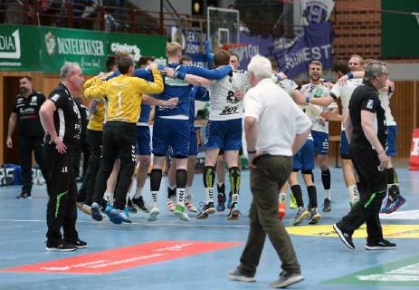 v.li.: Spieler des EHV Aue bejubeln den Klassenerhalt, 18.05.2019, Würzburg, DKB 2. Handball-Bundesliga, DJK Rimpar Wölfe - EHV Aue