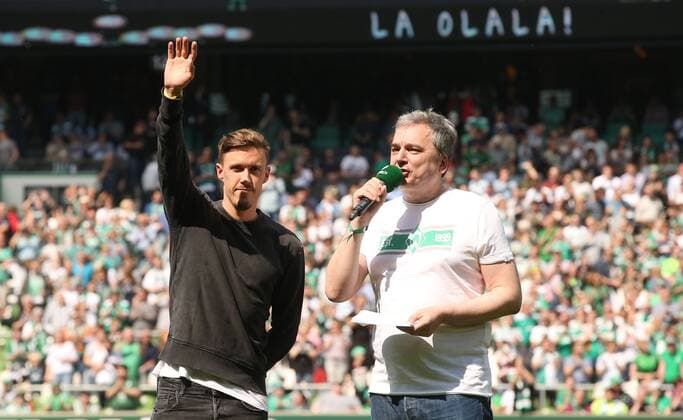 Bremen - RB Leipzig Fussball Bundesliga Bremen, 18.05.2019, Weserstadion, Fussball, Bundesliga, 34. Spieltag , SV Werder Bremen vs. RB Leipzig 2:1 (1:0) , Im Bild: Verabschiedung von Max Kruse (10, Bremen). Re.: Arnd Zeigler (SV Werder Stadionsprecher). , DFL regulations prohibit any use of photographs as image sequences and or quasi-video. , *** Bremen RB Leipzig Fussball Bundesliga Bremen, 18 05 2019, Weserstadion, Fussball, Bundesliga, 34 Spieltag , SV Werder Bremen vs RB Leipzig 2 1 1 0 , In the picture farewell of Max Kruse 10, Bremen Re Arnd Zeigler SV Werder Stadionsprecher , DFL regulations prohibit any use of photographs as image sequences and or quasi video ,
