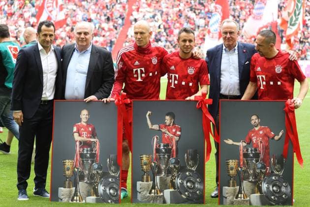 FC Bayern München wird zum 7.mal hintereinander Deutscher Meister beim Spiel gegen Eintracht Frankfurt FC Bayern ist Deutscher Fussball Meister der Saison 2018 2019 Abschied von Arjen Robben, Rafinha und Frank Ribery von links: Hasan Salihamidciz, Uli Hoeneß, Arjen Robben, Rafinha Karl-Heinz Rummenigge und Franck Ribery München Bayern Deutschland Allianz Arena