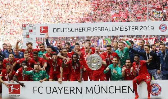FC Bayern München wird zum 7.mal hintereinander Deutscher Meister beim Spiel gegen Eintracht Frankfurt FC Bayern ist Deutscher Fussball Meister der Saison 2018 2019 Mannschaftsbild FC Bayern Deutscher Meister München Bayern Deutschland Allianz Arena