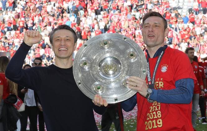 FC Bayern München wird zum 7.mal hintereinander Deutscher Meister beim Spiel gegen Eintracht Frankfurt FC Bayern ist Deutscher Fussball Meister der Saison 2018 2019 Die Trainer des FC Bayern mit Meisterschale - Niko Kovac und Robert Kovac München Bayern Deutschland Allianz Arena