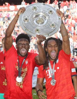 FC Bayern München wird zum 7.mal hintereinander Deutscher Meister beim Spiel gegen Eintracht Frankfurt FC Bayern ist Deutscher Fussball Meister der Saison 2018 2019 Alphonso Davies und Renato Sanches mit Meisterschale Jubel München Bayern Deutschland Allianz Arena