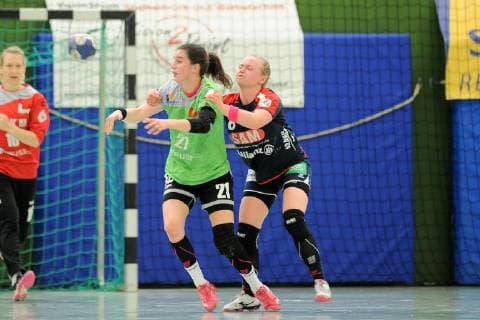 Leonie Lowack (HSG Gedern Nidda 21) gegen Aylin Bok (SG H2Ku Herrenberg Kuties 8) SG H2Ku Herrenberg, Handball, Ligaspiel, 18.05.2019, Foto:TBaur Eibner SG H2Ku Herrenberg Kuties vs. SG 09 Kirchhof Herrenberg Copyright: xToBaurx EibnerxPressefotox EP_TB