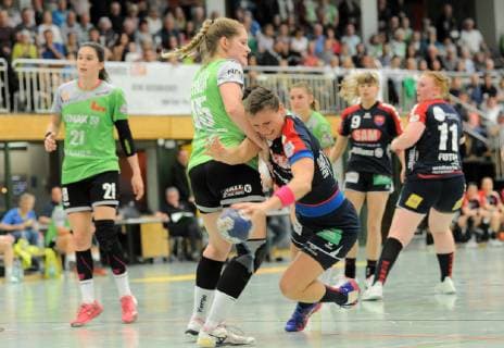 Lisa Gebhard (SG H2Ku Herrenberg Kuties 19) gegen Jessica Schmeisser (HSG Gedern Nidda 15) SG H2Ku Herrenberg, Handball, Ligaspiel, 18.05.2019, Foto:TBaur Eibner SG H2Ku Herrenberg Kuties vs. SG 09 Kirchhof Herrenberg Copyright: xToBaurx EibnerxPressefotox EP_TB