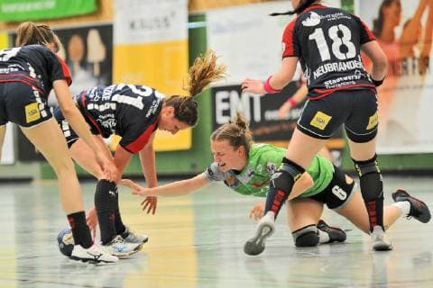 Hanna Niebergall (HSG Gedern Nidda 6) gegen Saskia Putzke (SG H2Ku Herrenberg Kuties 21) SG H2Ku Herrenberg, Handball, Ligaspiel, 18.05.2019, Foto:TBaur Eibner SG H2Ku Herrenberg Kuties vs. SG 09 Kirchhof Herrenberg Copyright: xToBaurx EibnerxPressefotox EP_TB