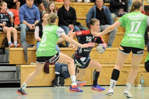 Lisa Gebhard (SG H2Ku Herrenberg Kuties 19) gegen Isabell Schueler (HSG Gedern Nidda 5) SG H2Ku Herrenberg, Handball, Ligaspiel, 18.05.2019, Foto:TBaur Eibner SG H2Ku Herrenberg Kuties vs. SG 09 Kirchhof Herrenberg Copyright: xToBaurx EibnerxPressefotox EP_TB