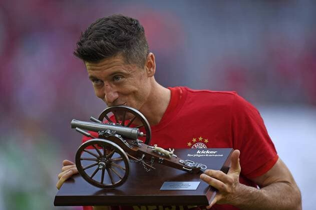18.05.2019, Fussball 1. Bundesliga 2018 2019, 34. Spieltag, FC Bayern München - Eintracht Frankfurt, in der Allianz-Arena München. Deutscher Meister 2019 FC Bayern feiert den Titel: Robert Lewandowski (FC Bayern München) küsst die Torjägerkanone, die Trophäe für den besten Torschützen der Saison. ***DFL and DFB regulations prohibit any use of photographs as image sequences and or quasi-video.*** *** 18 05 2019, Football 1 Bundesliga 2018 2019, 34 Matchday, FC Bayern Munich Eintracht Frankfurt, in the Allianz Arena Munich German Champion 2019 FC Bayern celebrates the title Robert Lewandowski FC Bayern Munich kisses the goalscorer cannon, the trophy for the best scorer of the season DFL and DFB regulations prohibit any use of photographs as image sequences and or quasi video
