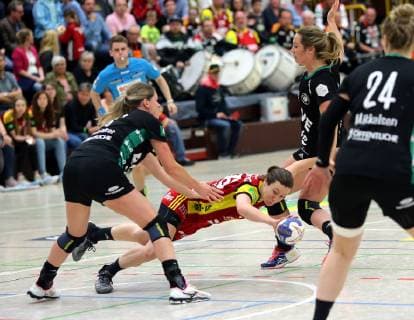 lsp - 1. Handball-Bundesliga - Saison 2018-2019 - HSG Bensheim vs VfL Oldenburg - 18.05.2019 - Bensheim v. l. Akrobatisches Zuspiel von Sarah van Gulik Bensheim Aktion, Zweikampf -