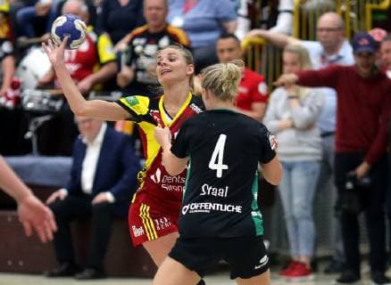 lsp - 1. Handball-Bundesliga - Saison 2018-2019 - HSG Bensheim vs VfL Oldenburg - 18.05.2019 - Bensheim v. l. Bogna Sobiech Bensheim, Melene Staal Oldenburg Aktion, Zweikampf -