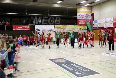lsp - 1. Handball-Bundesliga - Saison 2018-2019 - HSG Bensheim vs VfL Oldenburg - 18.05.2019 - Bensheim v. l. Die Flames verabschieden sich von den Fans Aktion, Einzelbild -
