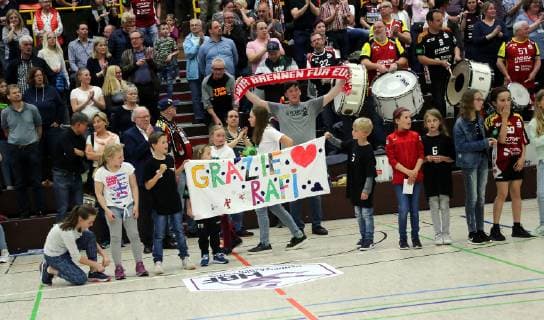 lsp - 1. Handball-Bundesliga - Saison 2018-2019 - HSG Bensheim vs VfL Oldenburg - 18.05.2019 - Bensheim v. l. Die Fans der Flames verabschieden die Mannschaft Aktion, Einzelbild -