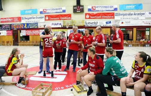 lsp - 1. Handball-Bundesliga - Saison 2018-2019 - HSG Bensheim vs VfL Oldenburg - 18.05.2019 - Bensheim v. l. Die Mannschaft der Flames dankt dem Betreuerteam Aktion, Einzelbild -