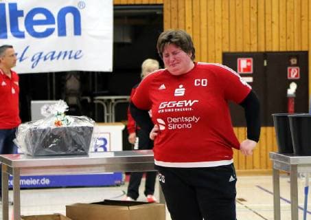lsp - 1. Handball-Bundesliga - Saison 2018-2019 - HSG Bensheim vs VfL Oldenburg - 18.05.2019 - Bensheim v. l. Tränenreicher Abschied von Co-Trainerin Ilka Fickinger Aktion, Einzelbild -