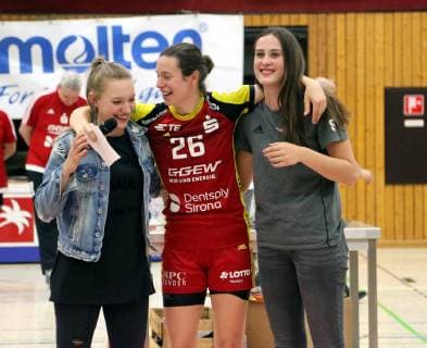 lsp - 1. Handball-Bundesliga - Saison 2018-2019 - HSG Bensheim vs VfL Oldenburg - 18.05.2019 - Bensheim v. l. Sarah van Gulik verabschiedet Josephine Körner und Vildana Halilovic alle Flames Aktion, Einzelbild -
