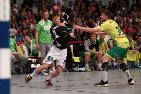 Handball 2. Handball Bundesliga 2018 2019 - Handball Sportverein Hamburg vs. VFL Eintracht Hagen Jan Forstbauer (Hamburg) im Zweikampf gegen Tim Stefan (Hagen) . Sporthalle Alsterdorf Hamburg Foto: Frank Schoof