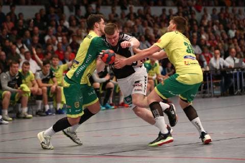 Handball 2. Handball Bundesliga 2018 2019 - Handball Sportverein Hamburg vs. VFL Eintracht Hagen Dominik Vogt (Hamburg) im Zweikampf gegen Tilman Pröhl Proehl (Hagen) und Tim Stefan (Hagen) . Sporthalle Alsterdorf Hamburg Foto: Frank Schoof