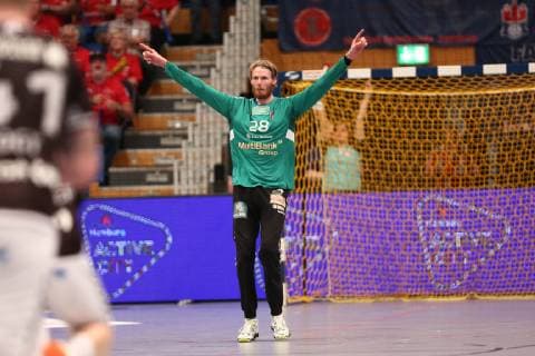 Handball 2. Handball Bundesliga 2018 2019 - Handball Sportverein Hamburg vs. VFL Eintracht Hagen Torwart Aron Edvardsson (Hamburg) jubelt . Sporthalle Alsterdorf Hamburg Foto: Frank Schoof
