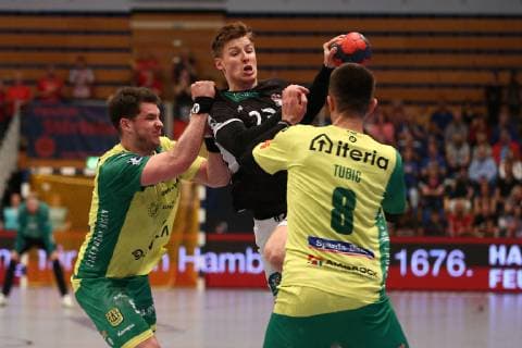 Handball 2. Handball Bundesliga 2018 2019 - Handball Sportverein Hamburg vs. VFL Eintracht Hagen Jan Forstbauer (Hamburg) im Zweikampf gegen Tilman Pröhl Proehl (Hagen) und Dragan Tubic (Hagen) . Sporthalle Alsterdorf Hamburg Foto: Frank Schoof