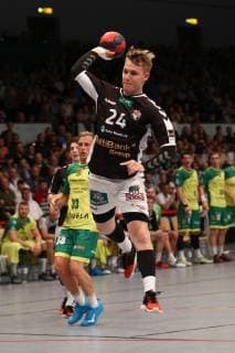 Handball 2. Handball Bundesliga 2018 2019 - Handball Sportverein Hamburg vs. VFL Eintracht Hagen Christopher Rix (Hamburg) im Sprungwurf aufs Tor . Sporthalle Alsterdorf Hamburg Foto: Frank Schoof