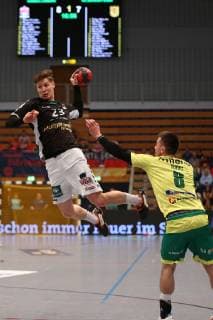 Handball 2. Handball Bundesliga 2018 2019 - Handball Sportverein Hamburg vs. VFL Eintracht Hagen Jan Forstbauer (Hamburg) im Zweikampf gegen Dragan Tubic (Hagen) . Sporthalle Alsterdorf Hamburg Foto: Frank Schoof