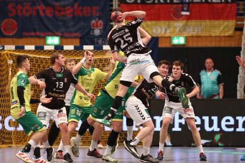 Handball 2. Handball Bundesliga 2018 2019 - Handball Sportverein Hamburg vs. VFL Eintracht Hagen Finn Wullenweber (Hamburg) im Sprungwurf aufs Tor . Sporthalle Alsterdorf Hamburg Foto: Frank Schoof
