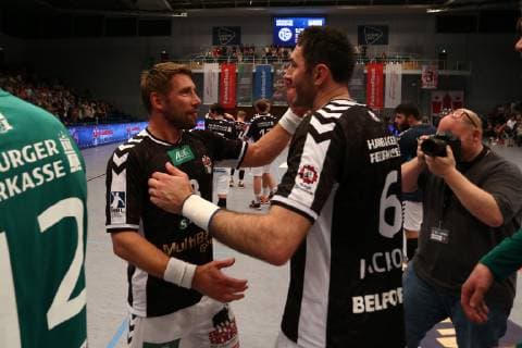 Handball 2. Handball Bundesliga 2018 2019 - Handball Sportverein Hamburg vs. VFL Eintracht Hagen Schlussjubel Stefan Schröder Schroeder (Hamburg) und Blazenko Lackovic (Hamburg) . Sporthalle Alsterdorf Hamburg Foto: Frank Schoof