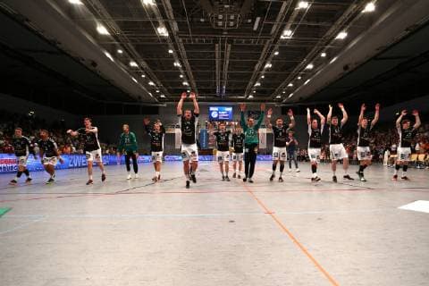 Handball 2. Handball Bundesliga 2018 2019 - Handball Sportverein Hamburg vs. VFL Eintracht Hagen Schlussjubel der Mannschaft . Sporthalle Alsterdorf Hamburg Foto: Frank Schoof