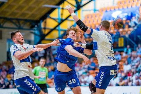 (vlr) Daniel Zele 28 (Dessau-Rosslauer HV 06), Lukas Stutzke 39 (TSV Bayer Dormagen), Libor Hanisch 7 (Dessau-Rosslauer HV 06) waehrend der Begegnung in der Handball 2. Bundesliga (Herren) - Saison 2018-2019 zwischen Dessau-Rosslauer HV 06 und TSV Bayer Dormagen in der Anhalt Arena am 19. May 2019 in Dessau-Rosslau, Sachsen Anhalt, Deutschland