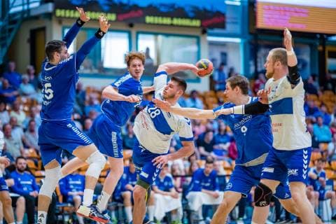 Daniel Zele 28 (Dessau-Rosslauer HV 06) am Ball mit Patrick Hüter 25 (TSV Bayer Dormagen), Lukas Stutzke 39 (TSV Bayer Dormagen), Daniel Eggert 9 (TSV Bayer Dormagen), Libor Hanisch 7 (Dessau-Rosslauer HV 06) waehrend der Begegnung in der Handball 2. Bundesliga (Herren) - Saison 2018-2019 zwischen Dessau-Rosslauer HV 06 und TSV Bayer Dormagen in der Anhalt Arena am 19. May 2019 in Dessau-Rosslau, Sachsen Anhalt, Deutschland