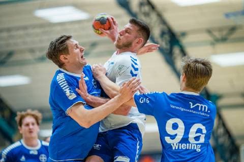 Daniel Zele 28 (Dessau-Rosslauer HV 06) am Ball , Tim Wieling 96 (TSV Bayer Dormagen) waehrend der Begegnung in der Handball 2. Bundesliga (Herren) - Saison 2018-2019 zwischen Dessau-Rosslauer HV 06 und TSV Bayer Dormagen in der Anhalt Arena am 19. May 2019 in Dessau-Rosslau, Sachsen Anhalt, Deutschland