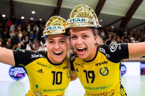 Handball, Damen, Sävehof IK gewinnt die schwedische Meisterschaft 190519 Sävehofs Hanna Örtorp och Olivia Mellegard jublar efter final 3 i SHE mellan Skuru och Sävehof den 19 maj 2019 i Stockholm. Copyright: JESPERxZERMAN BB190519JZ041