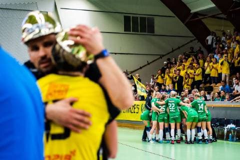 Handball, Damen, Sävehof IK gewinnt die schwedische Meisterschaft 190519 Skurus spelare samlas efter final 3 i SHE mellan Skuru och Sävehof den 19 maj 2019 i Stockholm. Copyright: JESPERxZERMAN BB190519JZ042