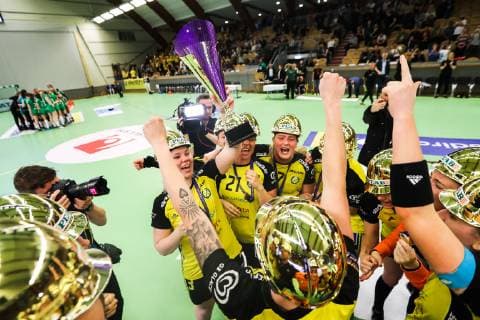 Handball, Damen, Sävehof IK gewinnt die schwedische Meisterschaft 190519 Sävehofs Emma Ekenman Fernis lyfter pokalen efter final 3 i SHE mellan Skuru och Sävehof den 19 maj 2019 i Stockholm. Copyright: ANDREASxSANDSTRÖM BB190519AS027