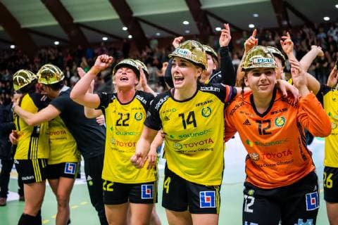 Handball, Damen, Sävehof IK gewinnt die schwedische Meisterschaft 190519 Sävehofs Johanna Ahlm, Linnea Pettersson och malvakt Isabella Mouratidou jublar efter final 3 i SHE mellan Skuru och Sävehof den 19 maj 2019 i Stockholm. Copyright: JESPERxZERMAN BB190519JZ044