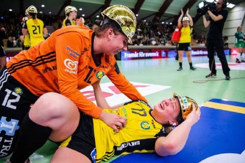 Handball, Damen, Sävehof IK gewinnt die schwedische Meisterschaft 190519 Sävehofs malvakt Isabella Mouratidou och Nina Dano jublar efter final 3 i SHE mellan Skuru och Sävehof den 19 maj 2019 i Stockholm. Copyright: JESPERxZERMAN BB190519JZ045