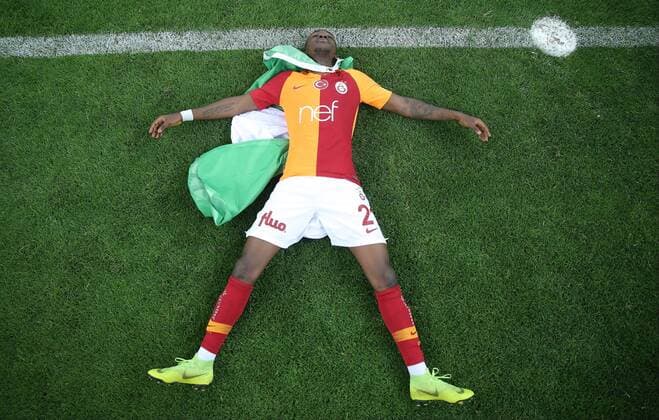 Sport Themen der Woche KW20 Sport Bilder des Tages Fußball, Galatasaray Istanbul feiert Gewinn der türkischen Meisterschaft Turkish Super League footbal match between Galatasaray and Medipol Basaksehir at Turk Teekom Arena Stadium in Istanbul , Turkey on May 19 , 2019. Pictured : Henry Onyekuru of Galatasaray. 