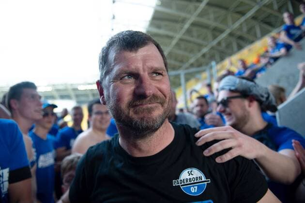 Fußball 2. Bundesliga 34. Spieltag Dynamo Dresden - SC Paderborn 07 am 19.05.2019 im Rudolf-Harbig-Stadion in Dresden Steffen Baumgart ( Cheftrainer Paderborn ) inmitten der Fans DFL regulations prohibit any use of photographs as image sequences and or quasi-video.