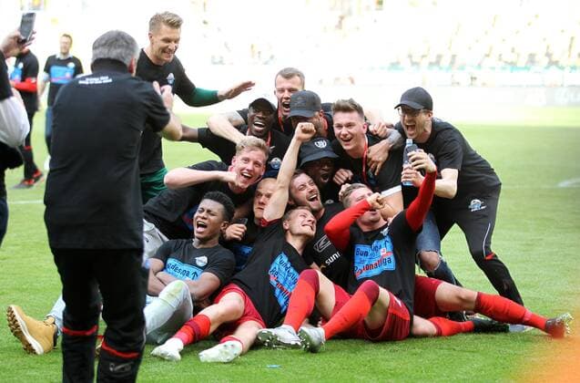 Sport Themen der Woche KW20 GER, 2.Bundesliga, SG Dynamo Dresden vs SC Paderborn 07 19.05.19, Dresden, DDV-Stadion, GER, Dresden, 2.Bundesliga, Saison 2018 2019, 34. Spieltag, SG Dynamo Dresden vs SC Paderborn 07 im Bild Paderborn steigt in die 1.Bundesliga auf Jubel Freude hier macht Marlon Ritter ein Selfie DFL regulations prohibit any use of photographs as image sequences and or quasi-video *** GER, 2 Bundesliga, SG Dynamo Dresden vs. SC Paderborn 07 19 05 19, Dresden, DDV Stadion, GER, Dresden, 2 Bundesliga, Season 2018 2019, 34 Matchday, SG Dynamo Dresden vs. SC Paderborn 07 in the picture Paderborn climbs into the 1 Bundesliga on Jubel Freude hier macht Marlon Ritter ein Selfie DFL regulations prohibit any use of photographs as image sequences and or quasi video