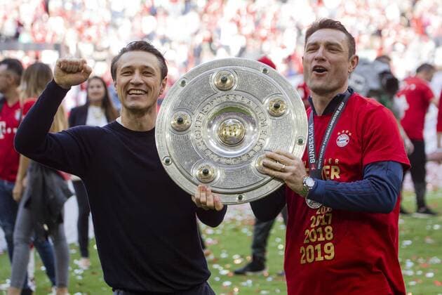 Bayern-Trainer Niko KOVAC und Bruder und Co-Trainer Robert KOVAC (re.) mit der Meiserschale, Schale. Fussball, FC Bayern Muenchen (M)-Eintracht Frankfurt (F) 5-1, Deutscher Meister 2019, Bundesliga, 34.Spieltag, Saison 2018 2019, am 18.05.2019 in Muenchen A L L I A N Z A R E N A Deutschland. Redaktionshinweis: DFL regulations prohibit any use of photographs as image sequences and or quasi-video.