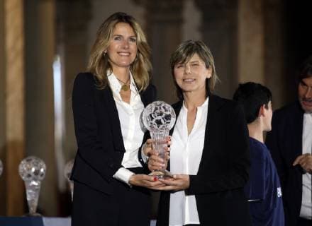 Photo Marco Bucco LaPresse May 20, 2019 Firenze , Italy soccer Awards & x201c;Hall of Fame& x201d; - 500 Hall, Palazzo Vecchio. In the pic: Milena Bertolini receives the award for best Italian woman footballer from Barbara Facchetti  Copyright: xMarcoxBucco LaPressex