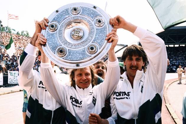 Fußball, SV Werder Bremen, Deutscher Meister 1988 BURGSMUELLER Manfred Team Werder Bremen mit der Meisterschale Fussball Bundesliga Saison 1987-1988 Spiel Werder Bremen - HSV am 14.05.1988 in Bremen