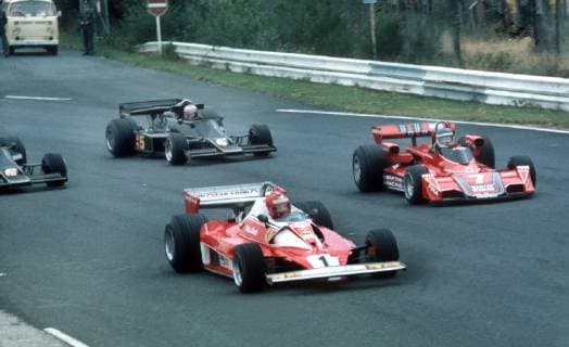 Formel 1 Rennen: Großer Preis von Deutschland auf dem Nürburgring am 01.08.1976. Niki Lauda (Ferrari 1) liegt vor seinem Unfall in Führung vor Carlos Reutemann (7 Brabham) und Mario Andretti (5 Lotus). *** Formula 1 race Grand Prix of Germany at the Nürburgring on 01 08 1976 Niki Lauda Ferrari 1 is leading before his accident ahead of Carlos Reutemann 7 Brabham and Mario Andretti 5 Lotus HM
