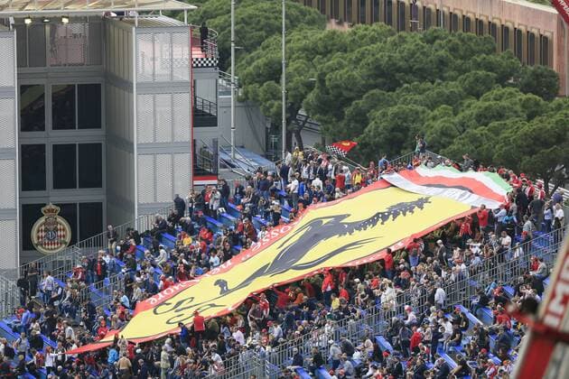 riesiges Ferraribanner von Fans auf einer Tribüne gespannt, freies Training, gesehen von oberhalb der Ste. Devote Kurve, 90. Formel 1 Grand Prix im Fürstentum Monaco