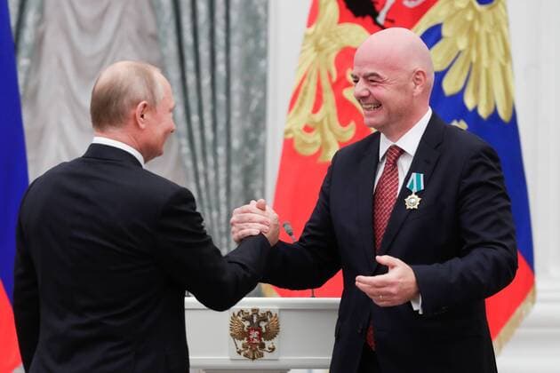 Sport Themen der Woche KW21 Sport Bilder des Tages MOSCOW, RUSSIA - MAY 23, 2019: Russia s President Vladimir Putin (L) awards an Order of Friendship to FIFA President Gianni Infantino during a ceremony to present state decorations at the Moscow Kremlin. Mikhail Metzel TASS  91481927st