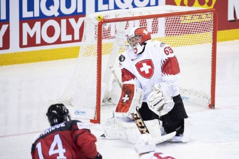 190523 Adam Henrique of Canada shoots against goaltender Leonardo Genoni of Switzerland during the 2019 IIHF Ice hockey, Eishockey World Championship, WM, Weltmeisterschaft quarterfinal game between Canada and Switzerland on May 23, 2019 in Kosice. Photo: Joel Marklund BILDBYRAN kod JM 87956 Copyright: JOELxMARKLUND BB190523JM019