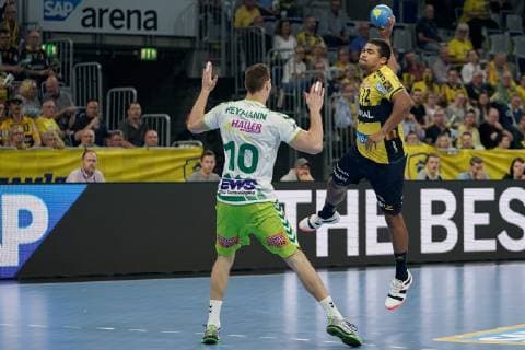 v.li.: Sebastian Heymann (Göppingen, 10), Mads Mensah Larsen (RNL, 22), beim Sprungwurf, Wurf, Torwurf, Action, Aktion, Spielszene, 23.05.2019, Mannheim, Handball, DKB Bundesliga, Rhein-Neckar Löwen - FRISCH AUF! Göppingen
