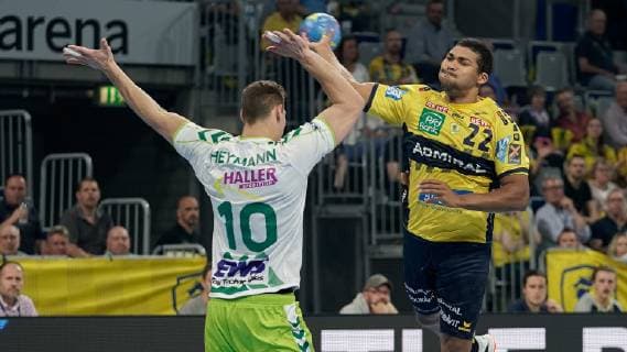 v.li.: Sebastian Heymann (Göppingen, 10), Mads Mensah Larsen (RNL, 22), beim Sprungwurf, Wurf, Torwurf, Action, Aktion, Spielszene, 23.05.2019, Mannheim, Handball, DKB Bundesliga, Rhein-Neckar Löwen - FRISCH AUF! Göppingen