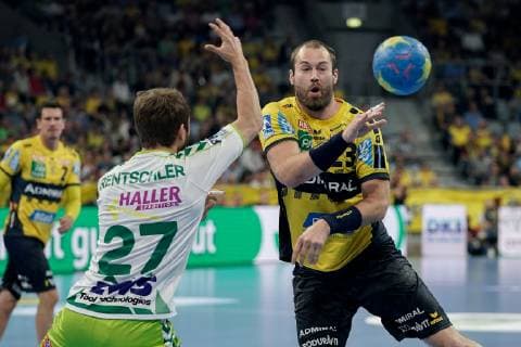 v.li.: Marco Rentschler (Göppingen, 27), Steffen Fäth (RNL, 23), Zweikampf, Spielszene, Duell, duel, tackle, tackling, Dynamik, Action, Aktion, 23.05.2019, Mannheim, Handball, DKB Bundesliga, Rhein-Neckar Löwen - FRISCH AUF! Göppingen
