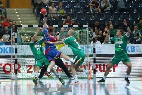 SC DHfK Leipzig vs.HC Erlangen, DKB-HBL, 23.05.19 Handball, 1. Bundesliga, Saison 2018 2019, 32. Spieltag: SC DHfK Leipzig vs. HC Erlangen am 23.05.19 in der Arena Leipzig. Im Bild: Nicolai Theilinger ( 3, Erlangen) gegen Bastian ROSCHECK ( 19, DHfK Leipzig) und Maximilian JANKE ( 13, DHfK Leipzig)
